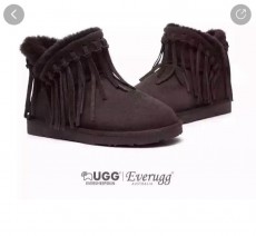 UGG 小流蘇靴