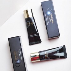 Cle De Peau Beaute Radiant Cream Foundation SPF25/PA++ 21ml 鑽光粉底霜  專櫃定價 HKD 980.00  顏色 I10 白瓷色-Very Light Ivory O10 明亮色-Very Light Ochre